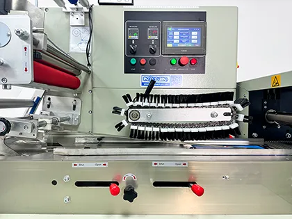 Робоча зона флоупак-машини BG-450DSF із двома регулювальними важелями