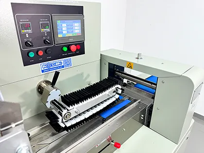 Щітковий транспортер обережно фіксує та подає продукцію до запаювального механізму